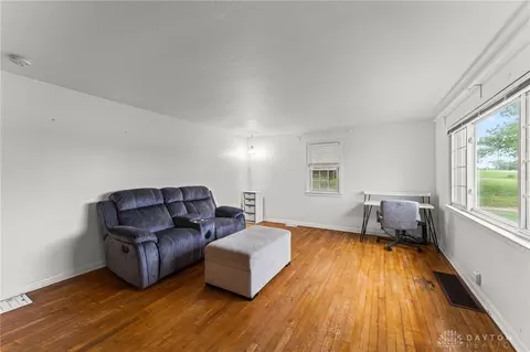 Living - 1012 W Sparrow Rd, Springfield, OH 45502 photo 2 of 3
