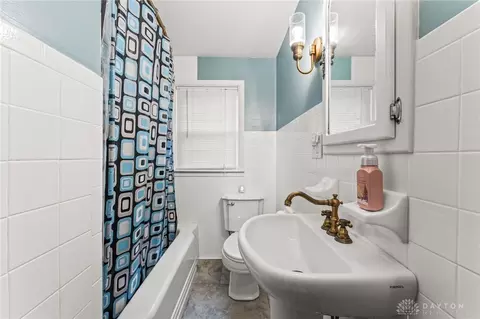 Bath - 1012 W Sparrow Rd, Springfield, OH 45502 photo 1 of 2