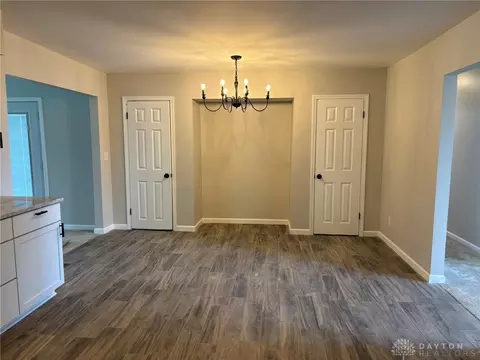 Dining - 2186 Ridge Rd, Springfield, OH 45502 photo 2 of 3