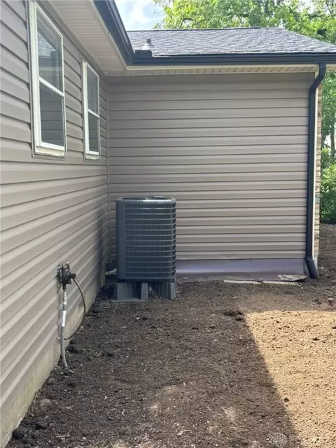 Exterior - 2186 Ridge Rd, Springfield, OH 45502 photo 14 of 23