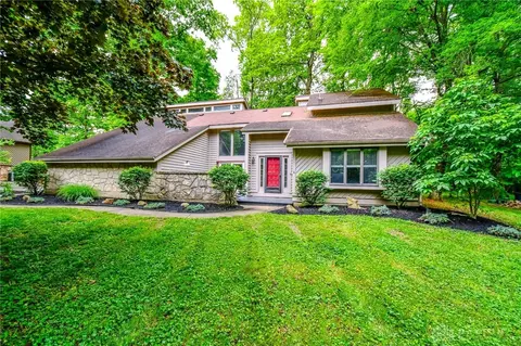222 Walnut Grove Dr, Centerville, OH 45458