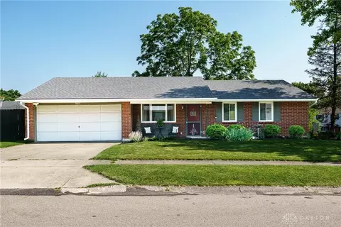 2801 Pinegrove Dr, Dayton, OH 45449