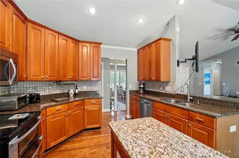 Kitchen - 8765 Woolstone Ct, Maineville, OH 45039 photo 4 of 6