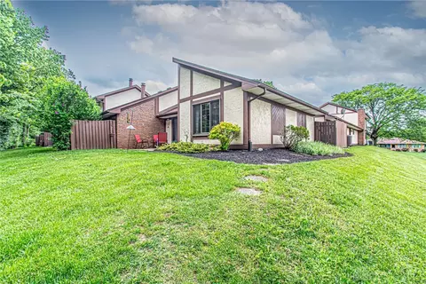 1364 Black Forest Dr #20, West Carrollton, OH 45449