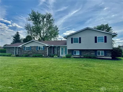 2419 Meadow Green Dr, Dayton, OH 45431