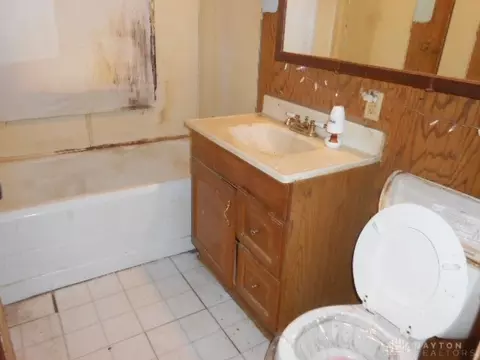 1202 Burt St, Springfield, OH 45505 photo 2