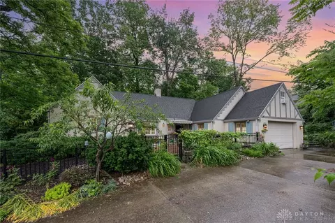 40 W Schantz Ave, Oakwood, OH 45409