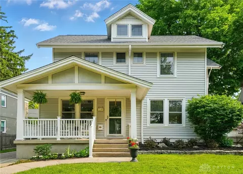 27 Spirea Dr, Oakwood, OH 45419