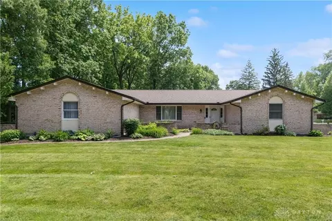 560 Roselake Dr, Centerville, OH 45458