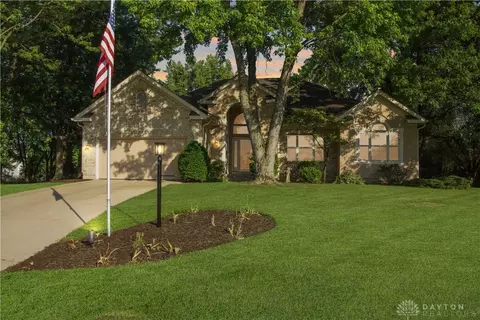 8866 Yankee Rose Ct, Centerville, OH 45458