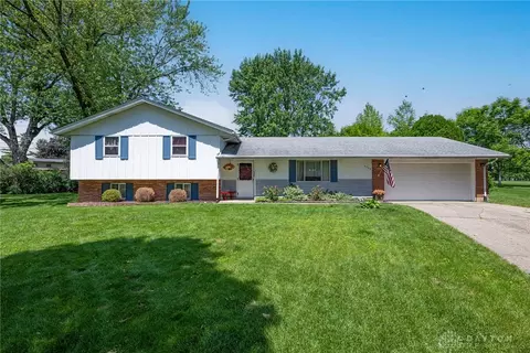 4709 Briar Knoll Dr, Kettering, OH 45429