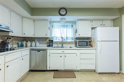 4709 Briar Knoll Dr, Kettering, OH 45429 photo 11