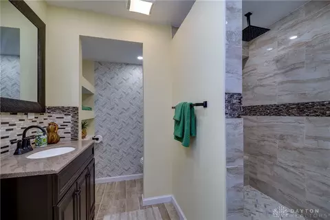 Bath - 10139 Kindle Dr, Washington Township, OH 45458 photo 7 of 8