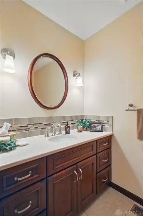 Bath - 601 Hornwood Dr, Springfield, OH 45504 photo 3 of 6