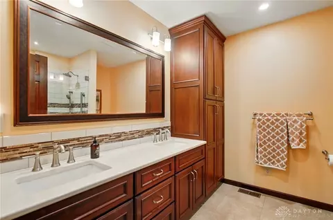 Bath - 601 Hornwood Dr, Springfield, OH 45504 photo 1 of 6