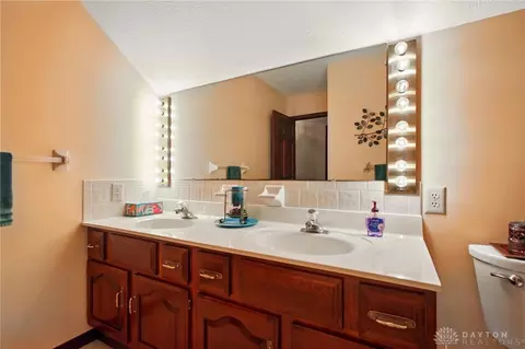 Bath - 601 Hornwood Dr, Springfield, OH 45504 photo 5 of 6