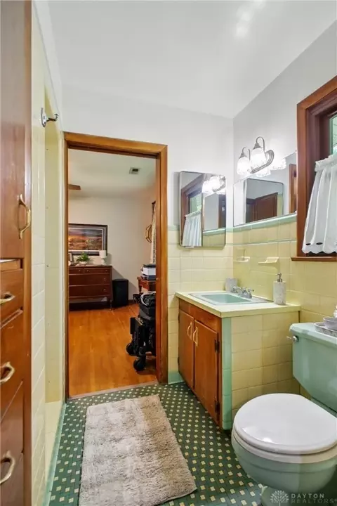 Bath - 2590 Ross Ln, Springfield, OH 45502 photo 4 of 6