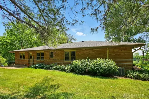 Exterior - 2590 Ross Ln, Springfield, OH 45502 photo 7 of 25