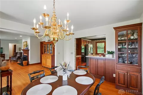 Dining - 2590 Ross Ln, Springfield, OH 45502 photo 3 of 4