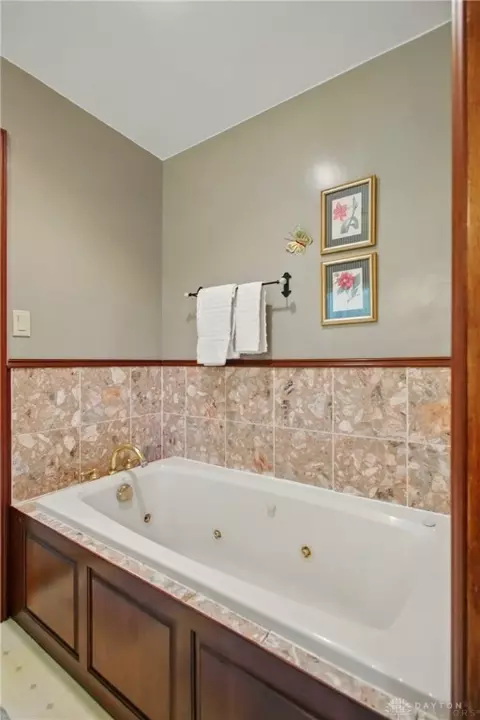 Bath - 2590 Ross Ln, Springfield, OH 45502 photo 2 of 6