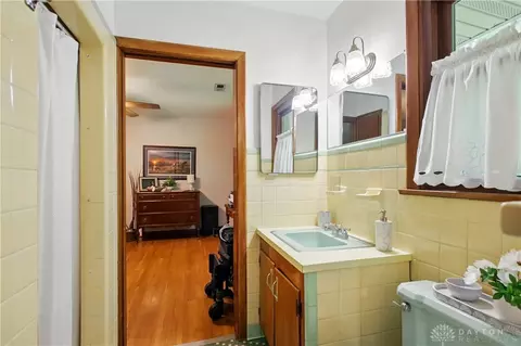 Bath - 2590 Ross Ln, Springfield, OH 45502 photo 3 of 6