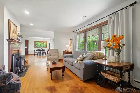 Living - 2590 Ross Ln, Springfield, OH 45502 photo 3 of 4