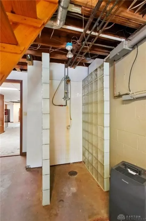 Bath - 2590 Ross Ln, Springfield, OH 45502 photo 5 of 6