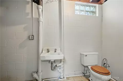 Bath - 2590 Ross Ln, Springfield, OH 45502 photo 6 of 6