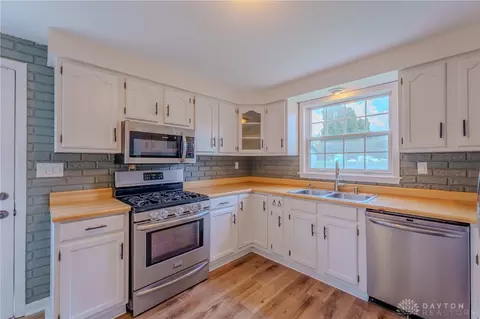 Kitchen - 5224 Hughes Ct, Springfield, OH 45503 photo 2 of 3
