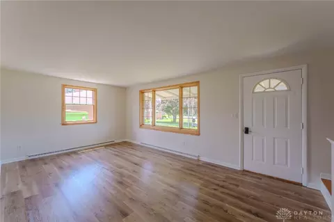Living - 5224 Hughes Ct, Springfield, OH 45503 photo 2 of 3