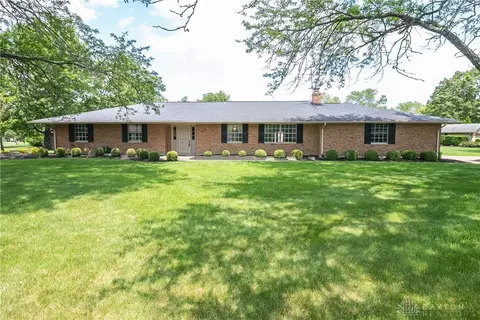 911 Pinecreek Dr, Dayton, OH 45458