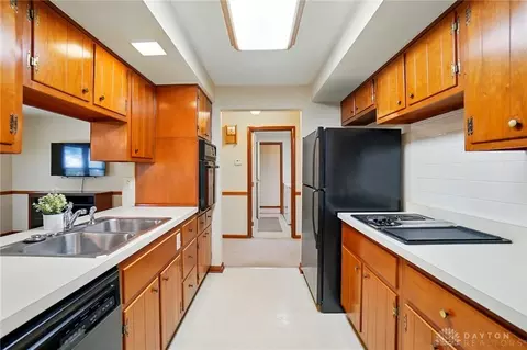 Kitchen - 5752 E Decker Rd, Franklin, OH 45005 photo 2 of 5