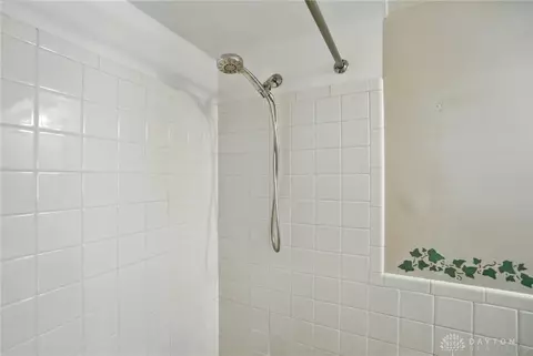 Bath - 5752 E Decker Rd, Franklin, OH 45005 photo 4 of 5