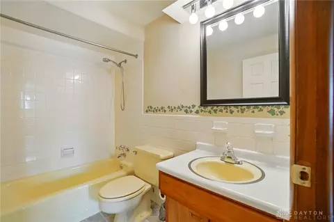 Bath - 5752 E Decker Rd, Franklin, OH 45005 photo 3 of 5