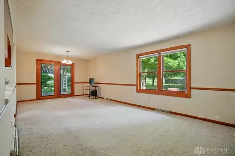 Living - 5752 E Decker Rd, Franklin, OH 45005 photo 5 of 6
