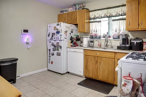 Kitchen - 6 Dayspring Dr, Hamilton, OH 45015 photo 2 of 2