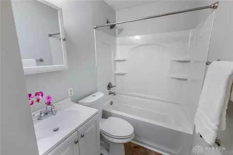 2032 E Bataan Dr, Dayton, OH 45420 photo 10