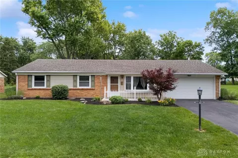 15 Gracewood Dr, Centerville, OH 45458
