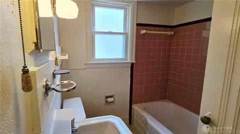 Bath - 609-611 Peach Orchard Rd #609-611, Kettering, OH 45419 photo 1 of 5