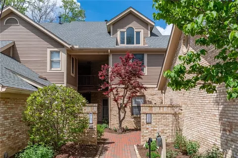 137 Crossridge Dr, Kettering, OH 45429