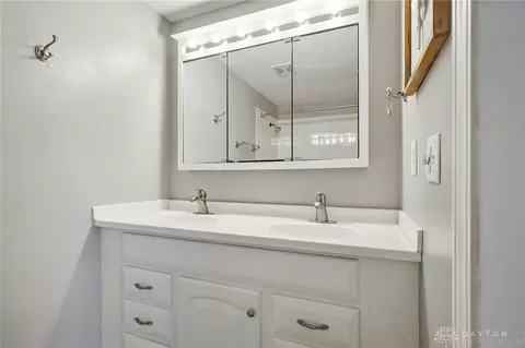 Bath - 647 Villa Rd #A, Springfield, OH 45503 photo 3 of 6