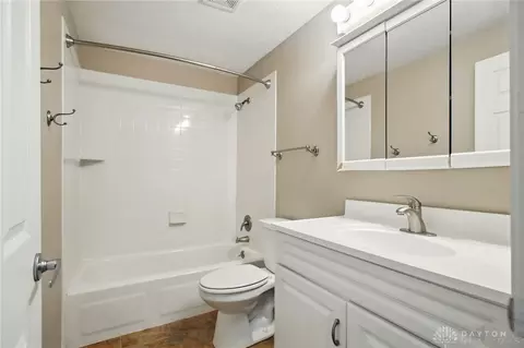 Bath - 647 Villa Rd #A, Springfield, OH 45503 photo 5 of 6