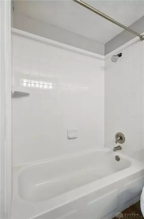 Bath - 647 Villa Rd #A, Springfield, OH 45503 photo 4 of 6