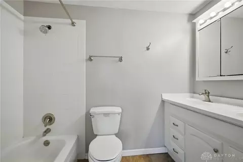 Bath - 647 Villa Rd #A, Springfield, OH 45503 photo 2 of 6