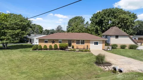 1637 Lammes Ln, New Carlisle, OH 45344