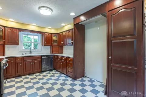Kitchen - 1919 Tait Circle Rd, Kettering, OH 45429 photo 4 of 6