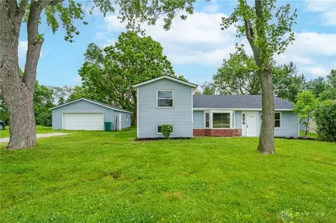 7415 Meadow Dr, Tipp City, OH 45371