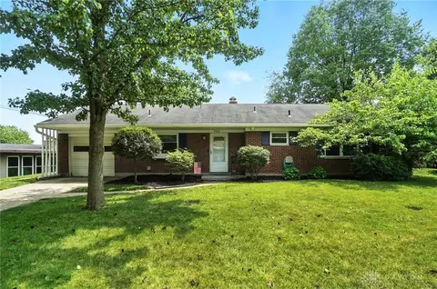 924 Fairacres Dr, Kettering, OH 45429