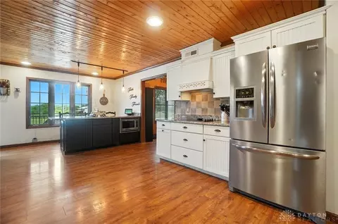 Kitchen - 891 N Tecumseh Rd, Springfield, OH 45504 photo 6 of 10