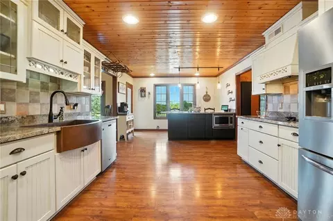 Kitchen - 891 N Tecumseh Rd, Springfield, OH 45504 photo 7 of 10